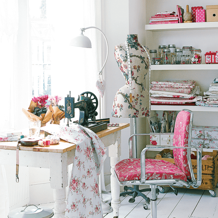 How to decorate a sewing room